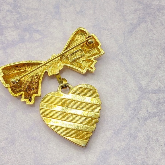 AVON Bow & Heart Dangle Brooch Vintage - Picture 2 of 6